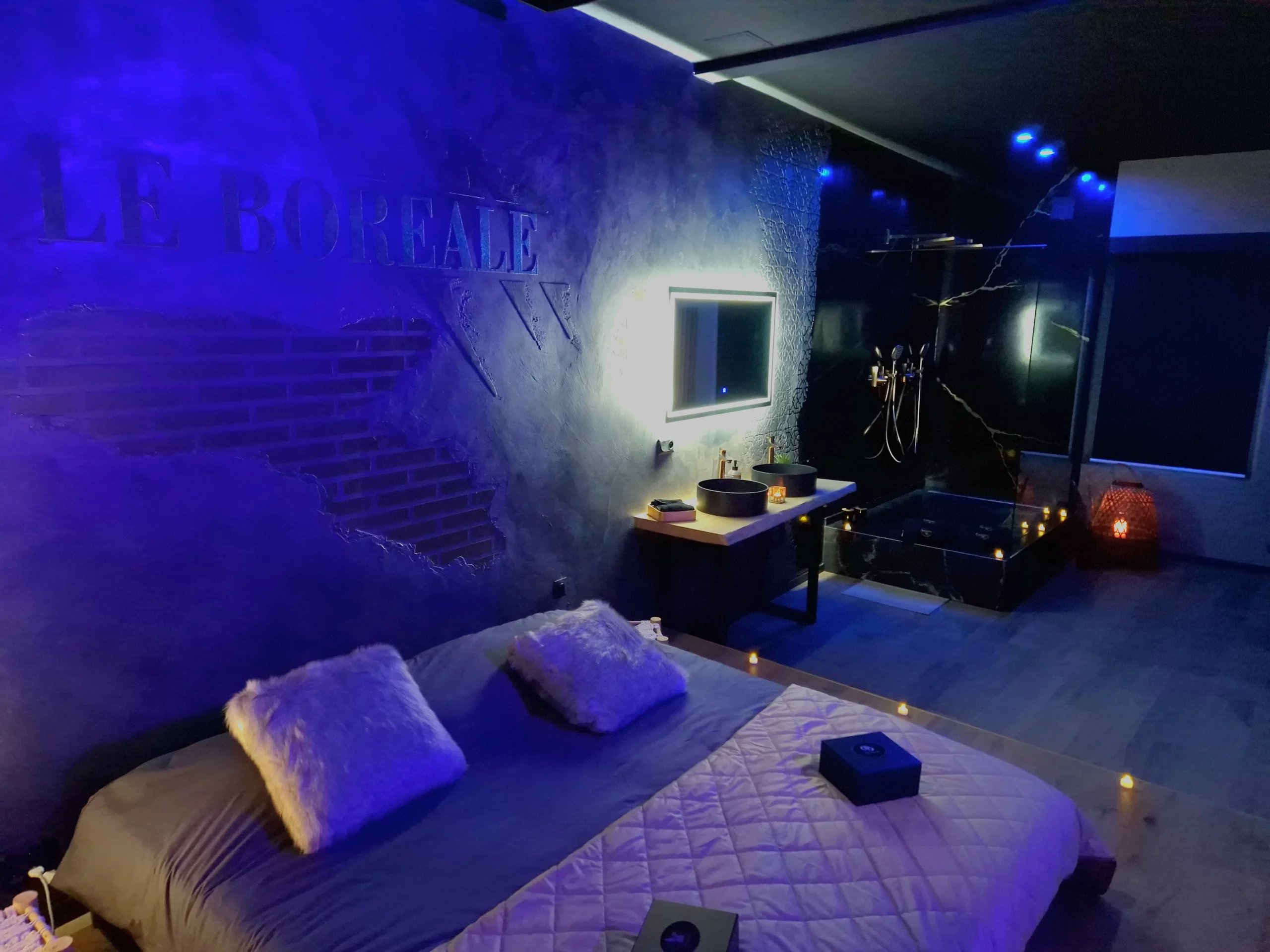 le lieu de romantisme parfait avec lit et salle de bain ouverte dans la love room Escalier éclairé d'une lumière tamisée, créant une atmosphère intime et mystérieuse. Le boreal Love Room meurthe-et-moselle