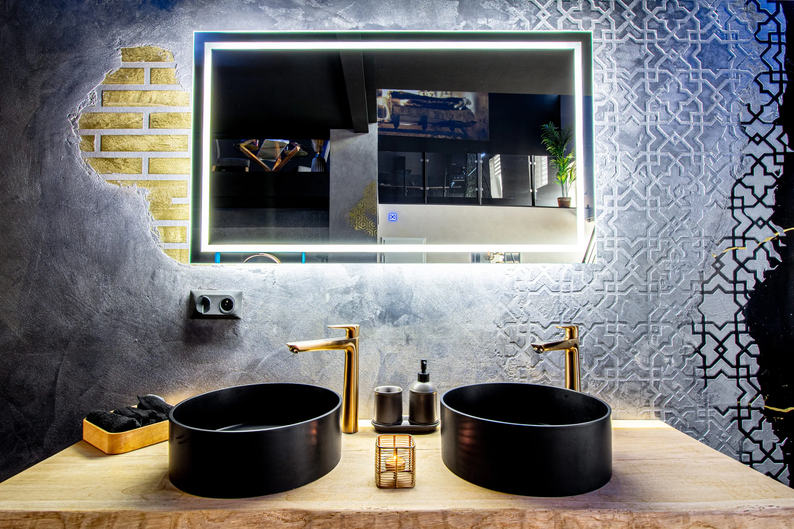 Double vasque spacieux pour une love room romantique Ambiance romantique avec lit, jacuzzi et salle de bain ouverte dans la love room meurthe-et-moselle