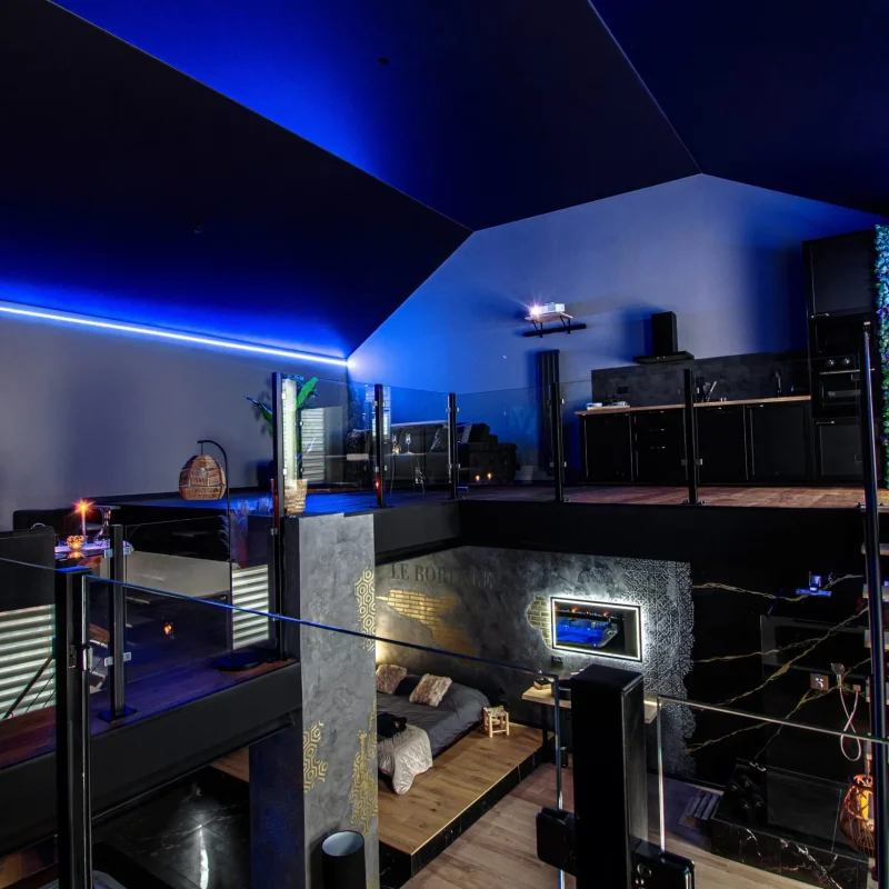 notre love room avec son jacuzzi et son sauna. un Espace salon avec ecran geant et une cuisine ouverte sur l'étage d'une love room luxueuse meurthe-et-moselle. Ideale pour raviver la flamme
