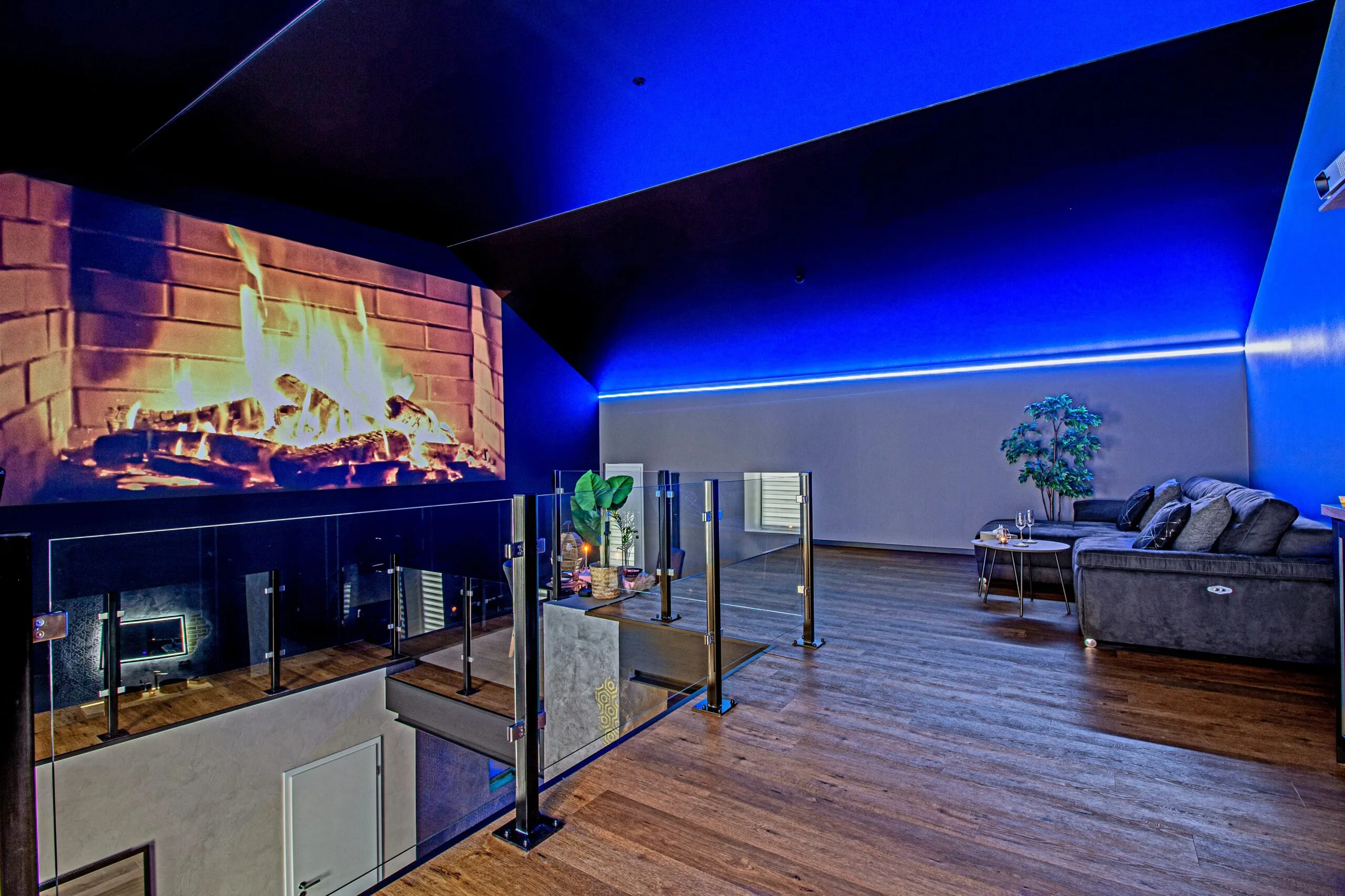Salon avec rétroprojecteur pour une expérience cinéma dans une love room meurthe-et-moselle