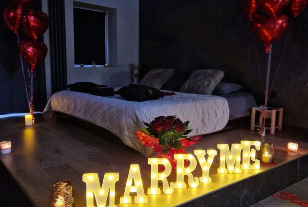 Contactez-nous pour une demande en mariage dans une love room du Luxembourg avec décoration ballon plus pétale de rose avec ses jeux de lumière