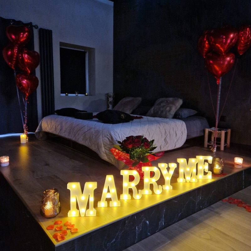 Contactez-nous pour une demande en mariage dans une love room du Luxembourg avec décoration ballon plus pétale de rose avec ses jeux de lumière