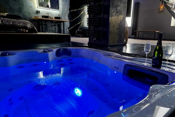 jacuzzi privatif dans une love romm avec une ambiance romantique. Un hébergement insolite qui fait du bien au mental et au corps