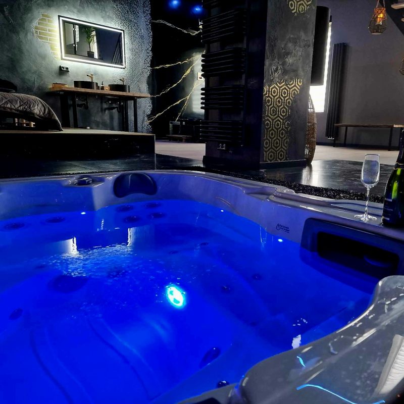 jacuzzi privatif dans une love romm avec une ambiance romantique. Un hébergement insolite qui fait du bien au mental et au corps